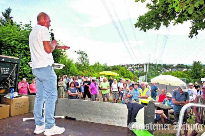 Unter der Hochspannungsleitung am Spielplatz in Niedernhausen versammelten sich die Menschen beim Protestcamp gegen das Stromtrassenprojekt Ultranet.Foto: privat