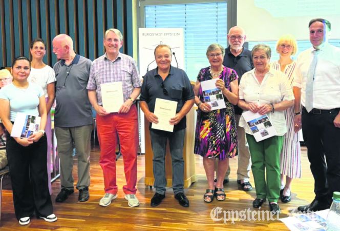 Danksagung für die ausgeschiedenen Mandatsträgerinnen und Mandatsträger: Samira Karimi, Stadtverordnetenvorsteherin Eva Waitzendorfer-Braun, Lothar Quick, Dieter Falk, Günter Jass, Gisela Rasper, Oskar Behrendt und Adelgunde Sauer (v.l.).Foto: Stadt Eppstein