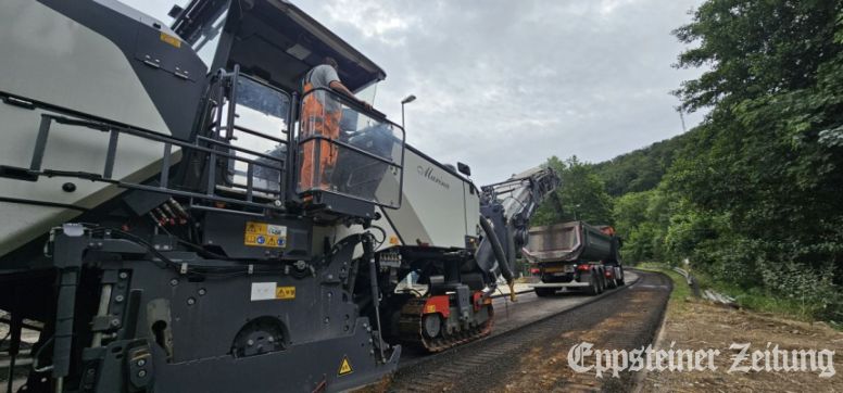 Am Dienstag rückten die großen Fräsmaschinen an und entfernten die Deckschicht auf der B 455.Foto: Stadt Eppstein
