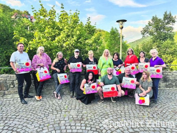 Einkaufssticker und Heimatshoppen-Taschen: Eppsteins Gewerbetreibende blicken gemeinsam nach vorn. Foto: Sabrina Reulecke