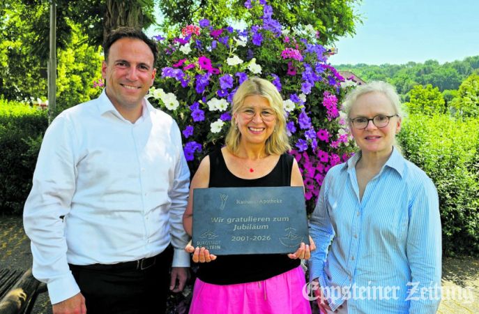 Apothekerin Cordula Eichhorn (Mitte) mit Bürgermeister Alexander Simon und Wirtschaftsförderin Sibylle Yaakov.Foto: Stadt Eppstein