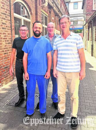 Produktionsleiter Georg Phlipsen, Rafik Bouhajra, Hans-Jürgen Knabe (Leiter Vorproduktion) und Geschäftsführer Dr. Marco Holst (v.l.).Foto: Eppstein Foils