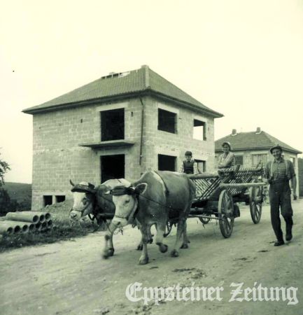 Das Foto zeigt ein typisches Nutzfahrzeug im Nachkriegs-Bremthal, als viele Neubauten entstanden.Repro-Foto: Heimatmuseum
