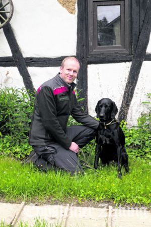 Eppsteins neuer Förster Leon Murray mit Hündin Tarya.Foto: Beate Schuchard-Palmert