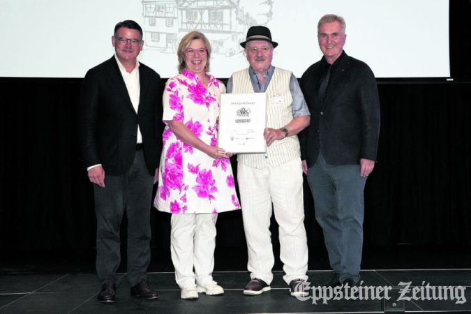 Ministerpräsident Boris Rhein mit Ute und Thomas Will vom Landgasthaus „Kastanienhof“ und dem Präsidenten des Hotel- und Gastronomieverbandes, Robert Mangold (v.l.).
Foto: Foto-Digital-Studio Marcus Müller/Hessische Staatskanzlei