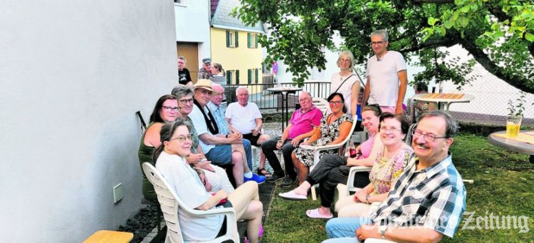 Dämmerschoppen im Schatten von St. michael hlhalten.
Foto: privat