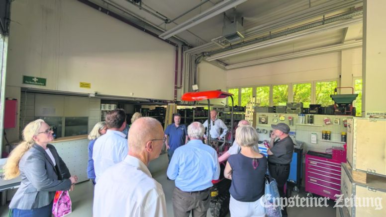 Magistrat und SWE-Geschäftsführerin Sibylle Yaakov (l.) besichtigen die frisch eingerichtete Lagerhalle der „Werkzeugkiste“ am neuen Standort in Ehlhalten.Foto: Stadt Eppstein
