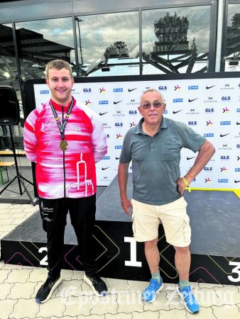 Ein gut gelaunter Tim Steinfurth mit seinem stolzen Trainer Klaus Steinfurth (v.l.).
Foto: privat