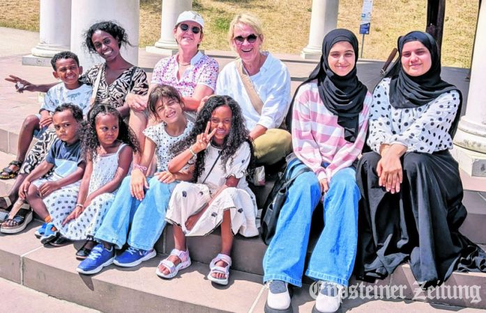 Antje Szymendera machte Anfang Juli mit einer Helferin und zwei Flüchtlingsfamilien einen Ausflug an den Rhein. Für alle ein besonderer Tag: (hinten v. li: Kesanet Tesfay, Antje Szymendera und Helferin Susanne Karg, vorne die vier Kinder von Kesanet, Fekri (7), Isak (6), Elisabet (4) und Ileas (2), Tasnim Yasin (8) und ihre beiden Schwestern Israa (14) sowie Shams (24).Foto: privat
