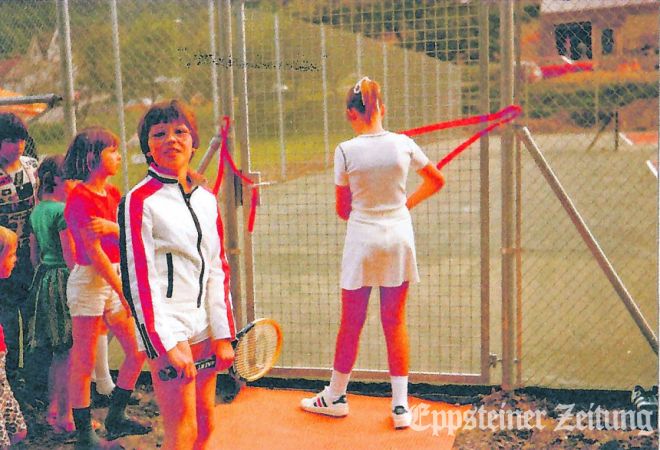 Platzeinweihung 1978: Das Rote Band wird zerschnitten.
Foto/Repro: privat