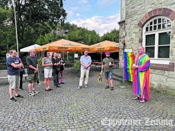 Gedenken der Opfer von Gewalt &ndash; am Bahnhof traf sich eine kleine _Gruppe am Tag nach dem Anschlag in Berlin.

Foto: Sabrina Reulecke