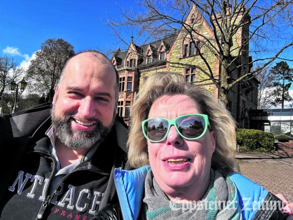 Autorin Brina Stein freut sich mit Lars Landau von EppBräu auf den Abend.Foto: privat