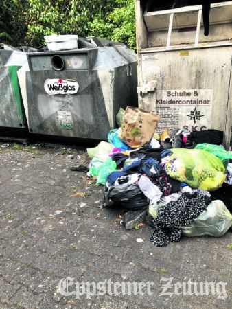 Kein würdiges Friedhofs-Entree: Säckeweise Klamotten stapeln sich davor am Container.Fotos: privat