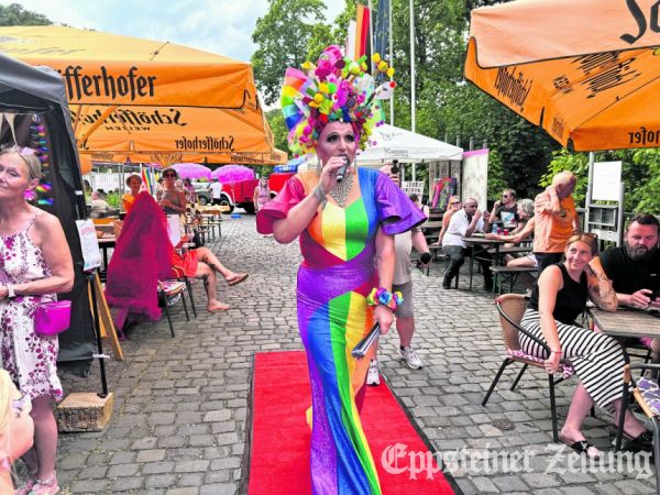 Gastgeberin Chou Chou Labelle als Regenbogen-Diva.Fotos (3): Sabrina Reulecke