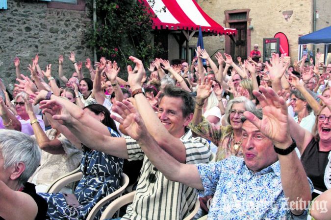 Fröhliche Zuschauer im Zauberwald beim „Sommernachtstraum“ zum Ende der sommerlichen Festspielsaison auf Burg Eppstein.Foto: Julia Palmert