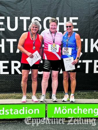 Yvonne Steinfurth (Mitte) verteidigt DM-Titel im Kugelstoßen. Zweite wurde Carmen Hildebrandt (l.) vom Eisenacher LV, Dritte Dagmar Suhling von der LG Kreis Verden. Foto: privat