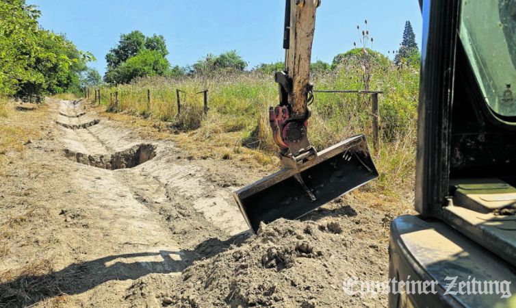 Die Mulden werden mit Steinen gefüllt. Dort versickert das Regenwasser. Die neu angelegte Rinne wird nach und nach überwachsen und trotzdem als Abfluss fürs Regenwasser dienen.Foto: Stadt Eppstein