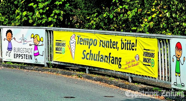 An der Bergstraße in Vockenhausen weist ein Banner auf den Schulbeginn hin.Foto: Stadt Eppstein