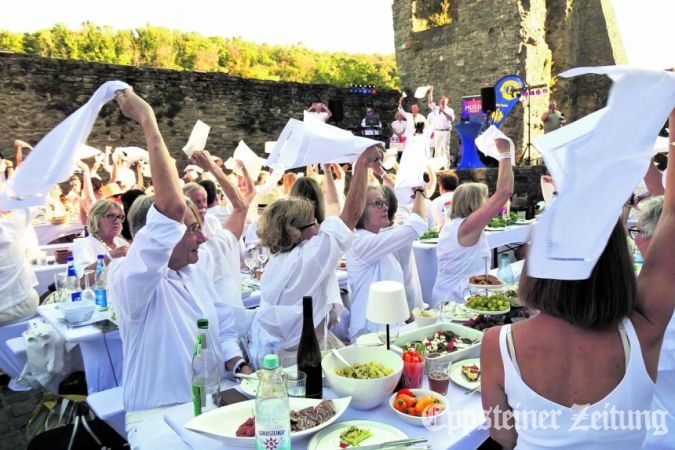 Weiße Stoffservietten, die zum Auftakt über den Köpfen geschwenkt werden, sind Tradition beim Diner en Blanc.Foto: Beate Schuchard-Palmert
