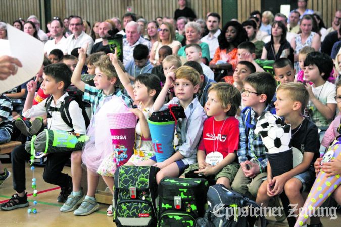 Die Erstklässler der Comenius-Schule nahmen aufmerksam an der Einschulung teil.Foto: Beate Schuchard-Palmert