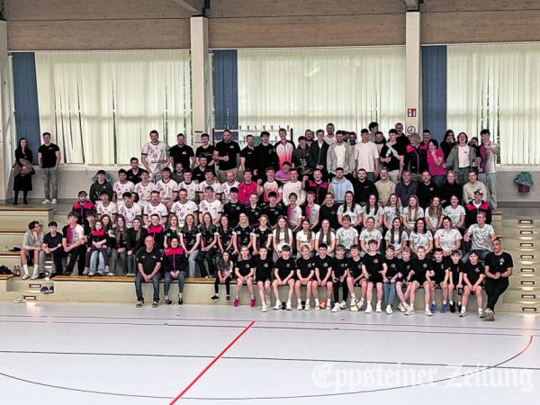Beeindruckende Kulisse – die aktiven und Betreuer der Handballspielgemeinschaft Eppstein-Langenhain, EppLa. Foto: privat