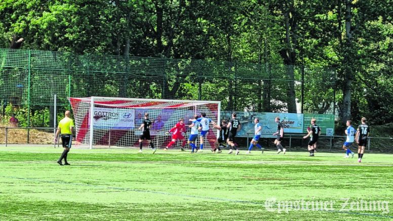 Spielszene vor dem Tor der Hornauer zum 1:0-Führungstreffer durch Jona Borstell. Bremt.hal in Weiß-Blau (v.l.) Nr. 9 Dennis Morawietz, Nr. 8 Titzian Iglesias Weber und Nr. 15 (Nummer verdeckt) der Torschütze Jona Borstell und Nr. 20 Lukas Kleber.Foto: privat