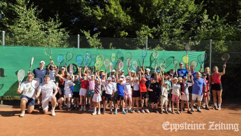 36 Kinder und Jugendliche des TC 71 Bremthal mit ihren Trainern im Jugendtenniscamp 2026 in der letzten Ferienwoche.Foto: privat