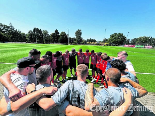 Einstimmen auf das nächste Spiel – die Fußballer des TuS Niederjosbach.Foto: privat