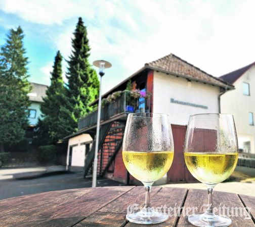 Auf ein Glas Wein in Bremthal
            Foto: Heimatverein, mit KI erstellt