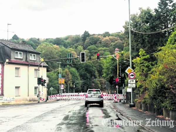 Trübe Aussicht – übers Wochenende bis Mitte dieser Woche blieb die Kreuzung B455/Lorsbacher/Fischbacher Straße gesperrt, weil Hessen Mobil die Ampelregelung für den nächsten Baubschnitt aus Sicherheitsgründen nicht verantworten wollte.Foto: Julia Palmert