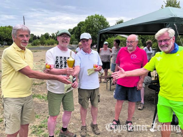 Die Turniersieger der „Geübten“ (v.l.): Norbert Geister, Udo Verzagt, Peter Löbig, Organisator Peter Lange und Vorjahressieger Jürgen Rampelt (Ehlhalten).Foto: privat