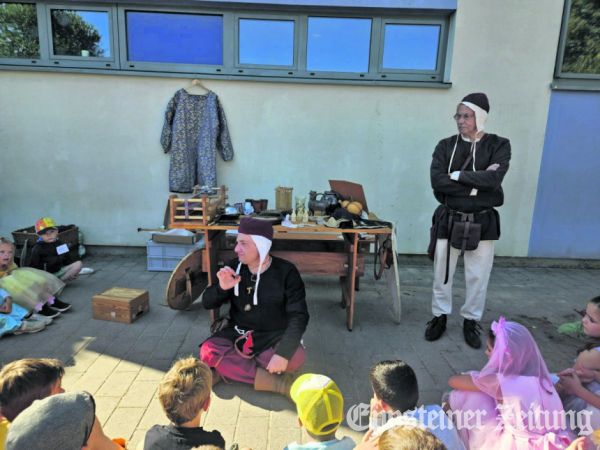 Aufmerksam lauschen die Kinder Franco Nungesser von der „Rotte“, der über das Leben der Ritter erzählt. Foto: privat