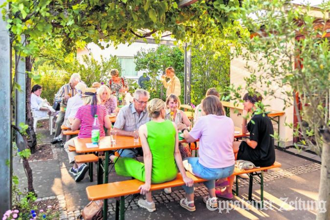 Die Plätze unter der lauschigen Laube am Emmaus-Gemeindezentrum waren begehrt.Foto: Ulrich Häfner