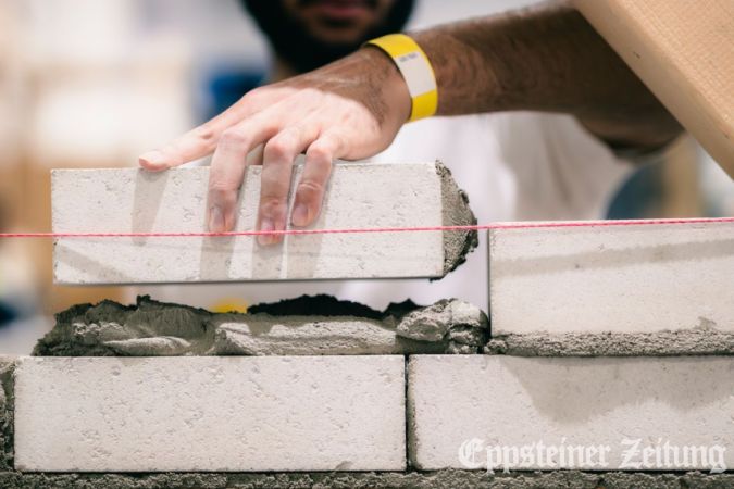 Aus Steinen werden Wohnungen: Maurer sind die Profis, die die Wohnungen im Main-
Taunus-Kreis bauen. Aber der Bau braucht Nachwuchs: Freie Ausbildungsplätze gibt es.
Foto: IG BAU | Florian Göricke
