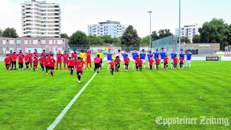 Beide Mannschaften vor dem Spiel mit den Einlaufkindern. Bremthal in Blau vom Schiedsrichter aus: Kapitän Roman Glimm, Torwart Patrick Morawietz, Alexander Benz, Finn Helbig, Marcel Wagner, Leon Erkrath, Lukas Kleber, Marvin Schmidt Hartlieb, Dennis Morawietz, Titzian Iglesias Weber und Felix Körner.Foto: privat