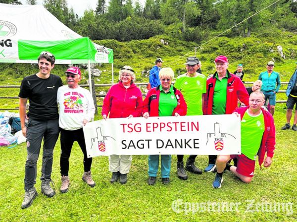 Unter Freunden auf dem Berg (v.l.): Bernhard Steinberger (Vorsitzender Alpenverein Liezen), die Eppsteiner Wolfgang Büttner, Gudrun Klusmeyer, Conny Hoffmann, Ferdinand Huber (Obmann Bergsportfest SC Liezen), Dieter Hoffmann und Frank Klusmeyer halten das Banner.Foto: privat