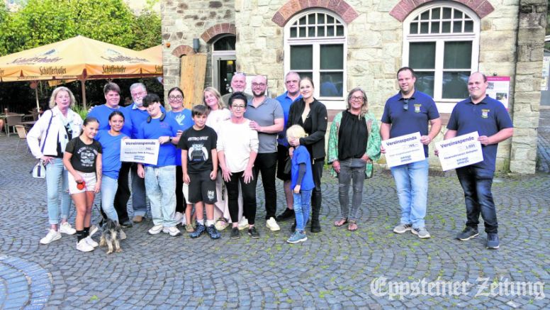 Aktive der Gruppe „Wir sind Eppstein“ überreichen ihre Spende an den Kids-Verein und Vertreter der Ehlhaltener Feuerwehr.Foto: Jochen Haupt