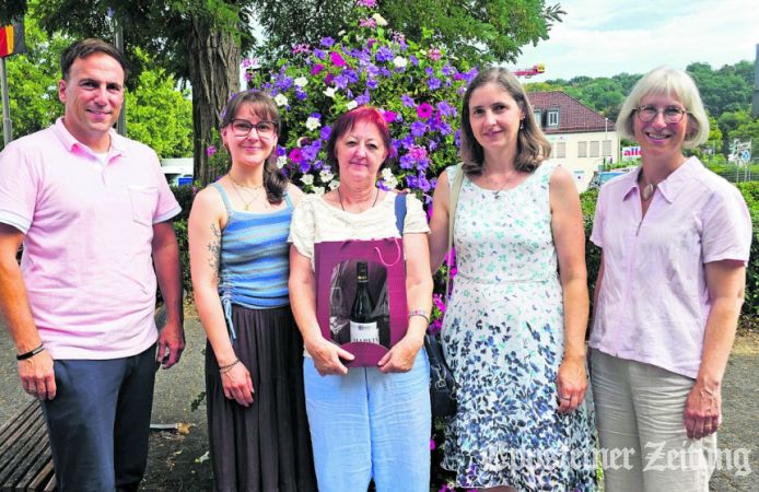 Elvira Jagodzinski (Mitte) mit Bürgermeister Alexander Simon, Anna-Lena Koch und Caroline Süss von der Kita Löwenzahn sowie Erster Stadträtin Andrea Sehr. Foto: Stadt Eppstein