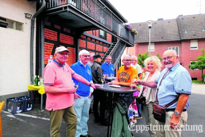 Auf ein Glas Wein lud der Heimat- und Geschichtsverein vors Bremthaler Museum ein.Foto: Beate Schuchard-Palmert