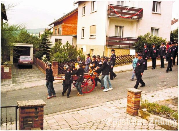 Die Jugendfeuerwehr in historischer Aufmachung bei einem Festumzug im Jahr 1980 in Niederjosbach. Foto/Repro: Julia Klein