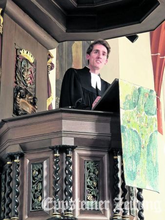 Pfarrer Peter Rindermanbi seiner Predigt von der Kanzel der Talkirche.Foto: Nora Hechler