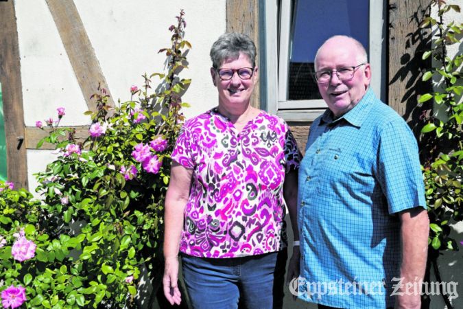 Für Lucia und Albert Kretschmer ist die Pfarrscheune ein echtes Herzensprojekt, in das sie ehrenamtlich viel Zeit investieren.
            Foto: A. Goerlich-Baumann/Bistum Limburg