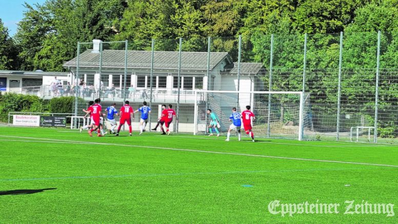 Bremthal in Blau: Nr. 9 Dennis Morawietz, Nr. 16 der Torschütze zum 3:1, Ben Lange, beim Abschluss und Nr. 20 Lukas Kleber.Foto: privat