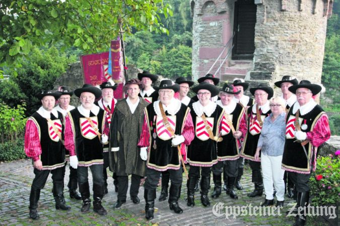 Am Freitagabend plaudern Klaus Wilke, Hauptmann der Stadtwache, Museumsleiterin Monika Rohde-Reith und Historiker Bertold Picard in der Kemenate unter dem Titel „Phantasie und Wirklichkeit“ über die Eppsteiner Garde, die jahrzehntelang im Mainzer Keller ihr Domizil hatte und im Frühjahr offiziell „außer Dienst“ gestellt wurde. Das Foto enstand bei der 50-Jahr-Feier der Stadtwache 2017 mit Schultheiß Alexander Simon. Foto: EZ-Archiv