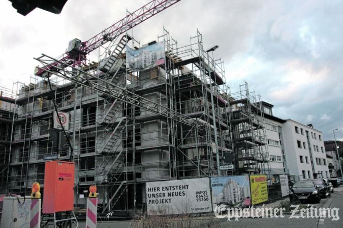 Noch überragt der Kran das neue Gebäude.Foto: bpa