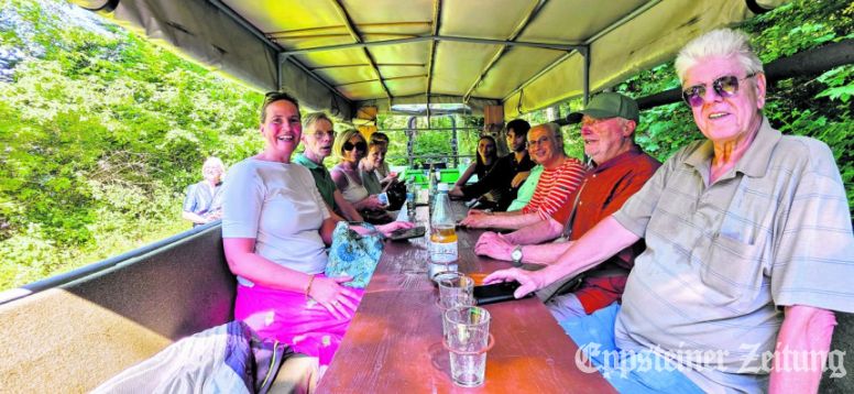 VVE-Vize Werner Seidel (r.) mit den Ausflüglern der de Neufvilles im Planwagen auf dem Weg zum Neufville-Turm.Foto: privat