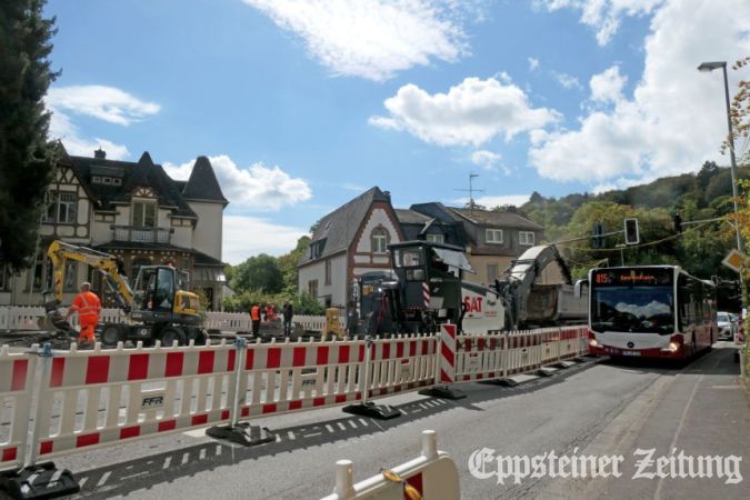 Die B455 ist an der Kreuzung Burgstraße/Staufenstraße nur einseitig befahrbar. Ein Abbiegen in die Staufenstraße nur von Fischbach kommend möglich. Die Ampelregelung erfordert Geduld von den Verkehrsteilnehmern.
Foto: Beate Schuchard-Palmert