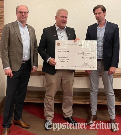 Scheckübergabe im Rahmen eines Clubabends (v.l.): Der Präsident des Lions Clubs Hochtaunus Armin Krapf, der Erste Vorsitzende des Fördervereins Ostafrikahilfe Guido Ernst sowie der Schatzmeister des Lions Clubs Hochtaunus Sebastian Schranz.Foto: privat