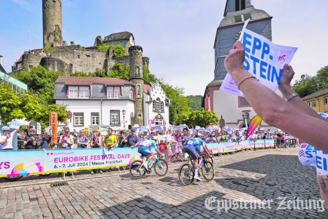 Jubel auf dem Gottfriedplatz bei der Durchfahrt der Radrenn-Elite 2024. Die Organisatoren des Traditionsrennen haben eppstein für 2027 eine absage erteilt.
             Foto: Walter Adler/adler-photoart.de