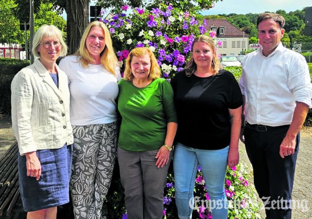 Concetta Cece (Mitte) mit Erster Stadträtin Andrea Sehr, Julia Theege und Mona Thorwarth von der Kita Bremthal und Bürgermeister Alexander Simon (v.l.).Foto: Stadt Eppstein